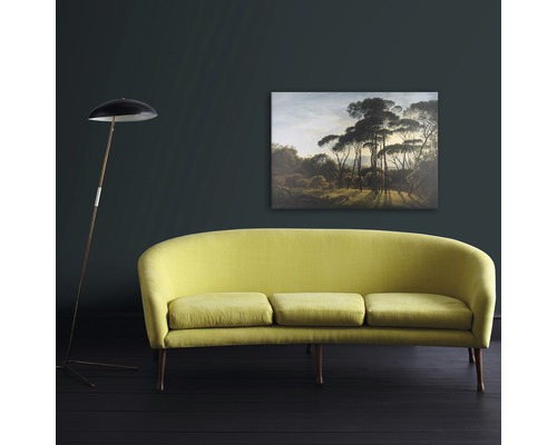Wohnzimmer mit gelbem Sofa, Stehlampe und Landschaftsgemälde