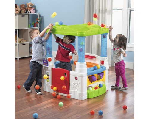 Maisonnette avec des enfants et de nombreuses balles colorées à l''intérieur.