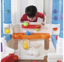 Un garçon joue avec une table de parcours de billes colorée pour enfants
