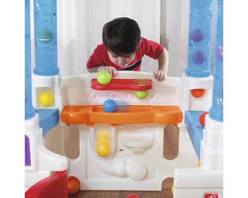 Un garçon joue avec une table de parcours de billes colorée pour enfants