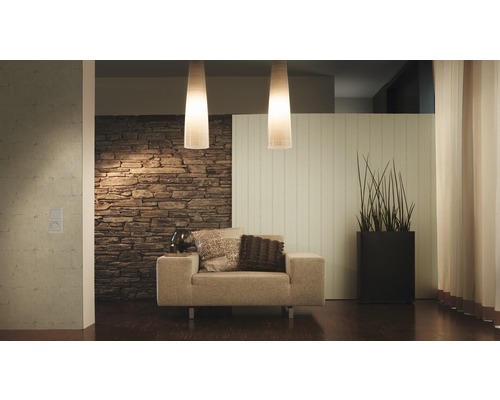 Salon avec fauteuil, papier peint en pierre et suspensions