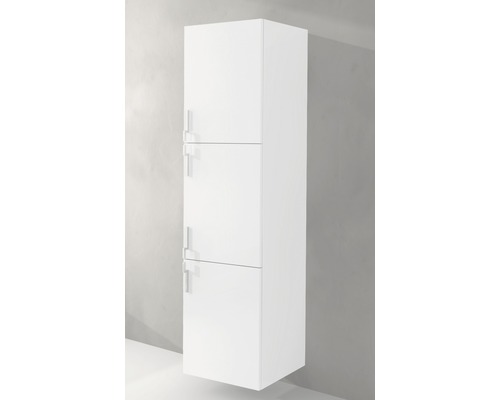 Weißer Hängehochschrank mit drei Türen für das Badezimmer.