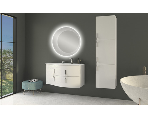 Badezimmer mit Waschtisch, beleuchtetem Spiegel, Hochschrank und Hocker