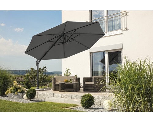 Scène avec ensemble de meubles de jardin et grand parasol