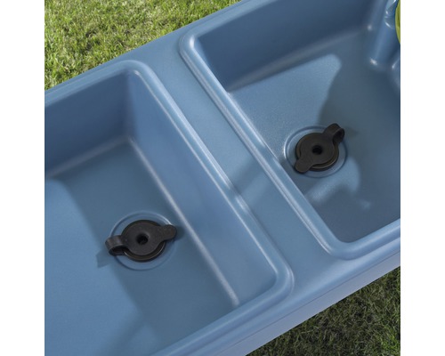 Detailansicht eines blauen Kinderspielplatzes mit zwei Becken und Abflüssen.