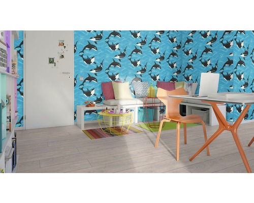 Modernes Zimmer mit Tapete, die ein Walmuster zeigt, einem Schreibtisch mit Laptop, einem Stuhl und einem Regal.