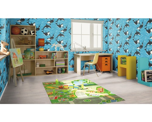 Kinderzimmer mit Wal-Tapete, Schreibtisch, Regal und Spielteppich