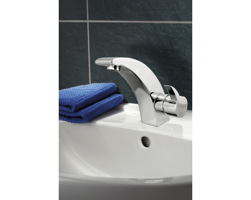 Robinet de lavabo sur un lavabo avec des serviettes