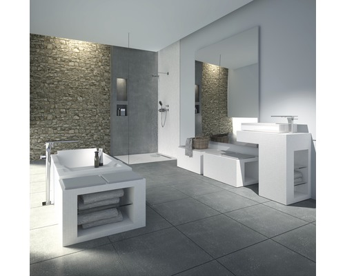 Modernes Badezimmer mit Steinwand, Dusche, Badewanne und Waschtisch