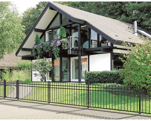 Maison au design moderne avec une clôture dans le jardin de devant