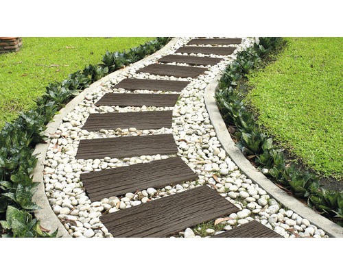 Chemin de jardin avec pas japonais en bois et gravier décoratif