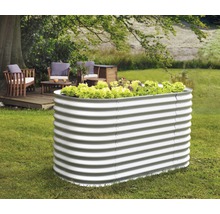 Hochbeet aus Metall im Garten mit Salatbepflanzung