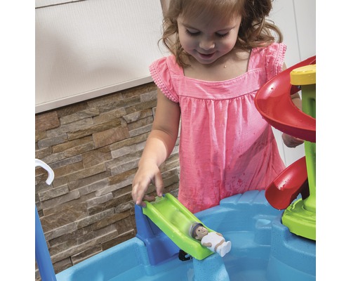 Enfant jouant avec un toboggan aquatique
