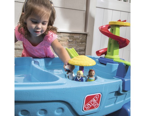 Fille jouant avec une table de jeu d''eau Step2 avec toboggan aquatique