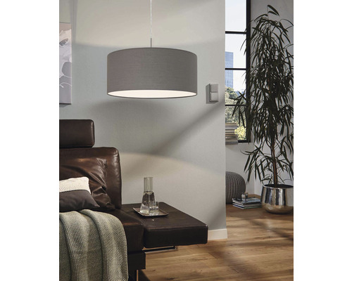 Lampe suspendue en tissu au-dessus d''un canapé dans le salon.