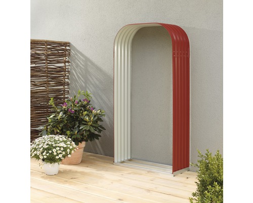 Arche de jardin en métal sur une terrasse en bois avec des plantes