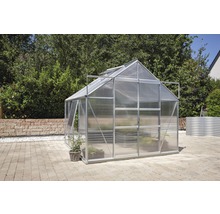 Serre de jardin avec pots de fleurs