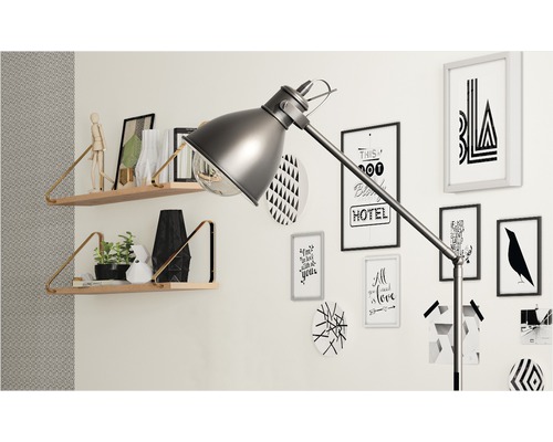 Dekoratives Interieur mit Regalen, Lampen und Bildern an der Wand