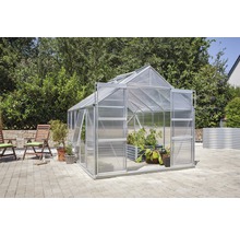 Gewächshaus im Garten mit geöffneten Türen.