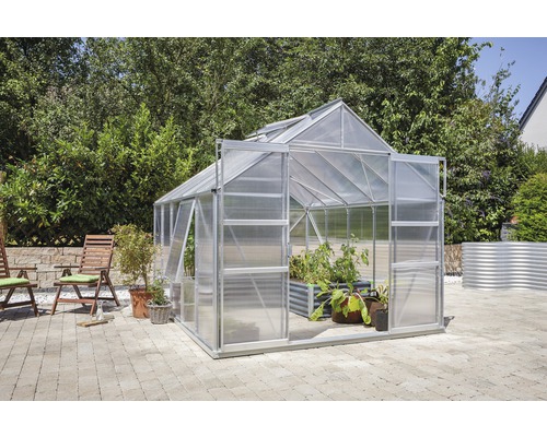 Serre de jardin avec portes ouvertes.