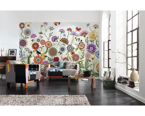 Wohnzimmer mit floraler Fototapete, Sesseln und Holztisch