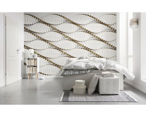 Chambre avec lit et papier peint mural avec bâtons en bois et billes dorées