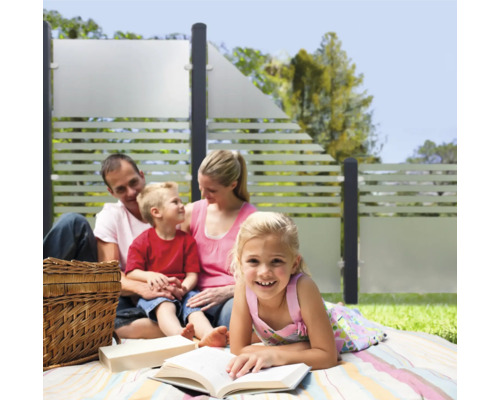 Famille se détendant dans le jardin avec un écran de confidentialité