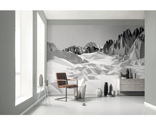 Wohnraum mit dreieckiger Bergtapete, Stuhl und Kommode