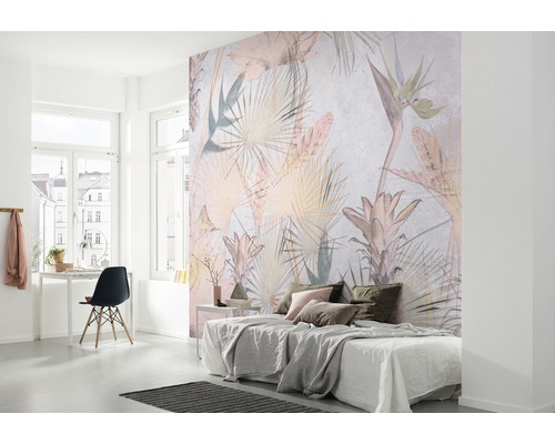 Zimmer mit Fototapete mit Pflanzenmotiven, Bett und Schreibtisch