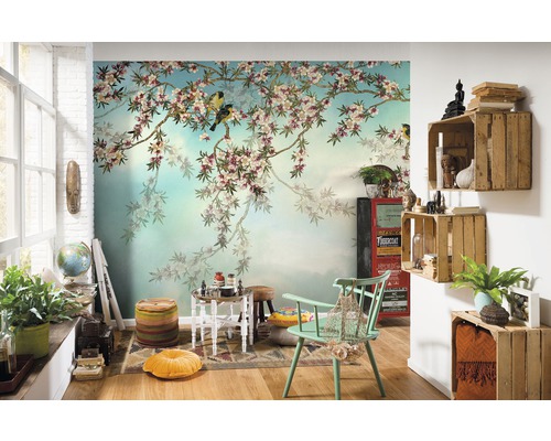 Salon avec peinture murale fleurie, meubles en bois et décorations