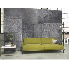 Salon avec carreaux muraux gris aspect pierre et canapé jaune