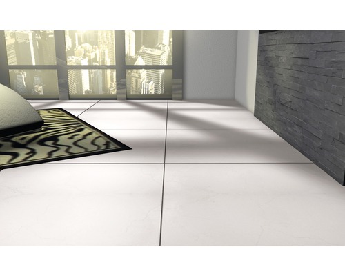 Pièce lumineuse avec sol carrelé et revêtement mural décoratif