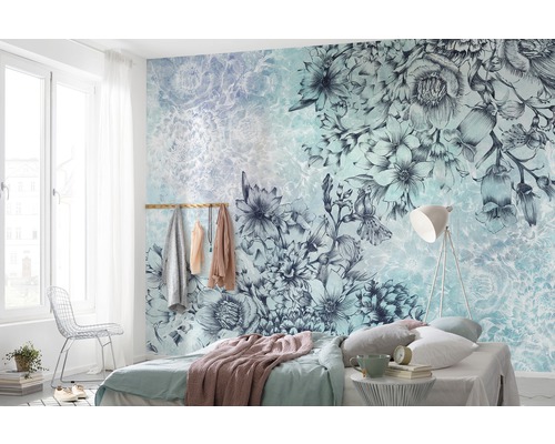 Chambre avec papier peint à motifs floraux et décor clair