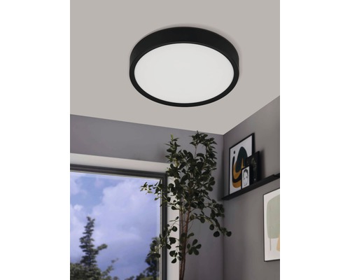 Plafonnier rond dans le salon.