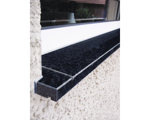 Nahaufnahme einer Fensterbank aus Stein