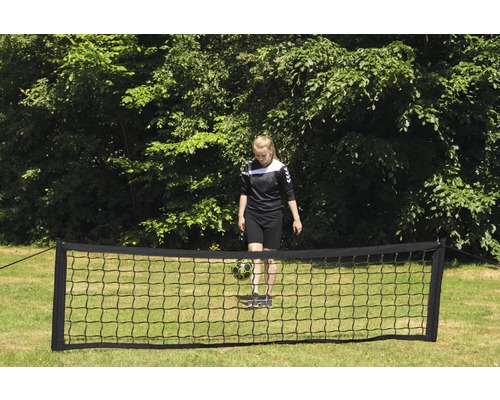 Tchoukball Netz mit einer Frau, die einen Ball spielt