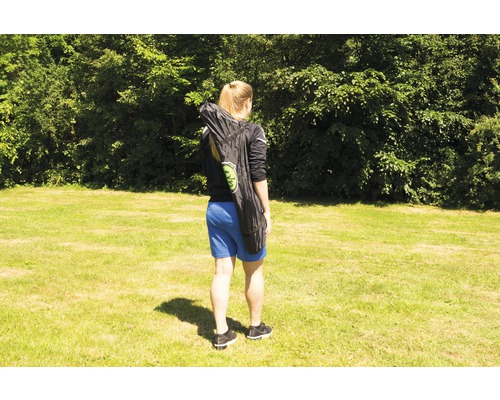 Frau trägt verpackten Faltpavillon auf dem Rücken