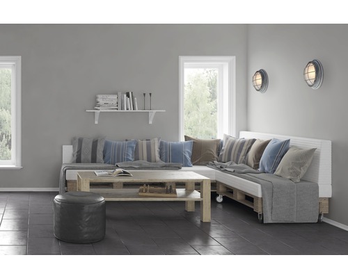 Salon lumineux avec meubles en palettes, table basse en bois et appliques murales
