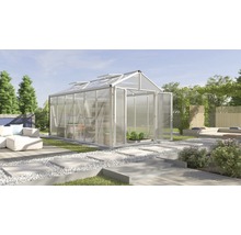 Gewächshaus im Garten mit offenstehenden Türen und Gartenmöbeln