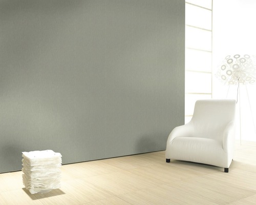 Heller Raum mit Wand, Sessel und Lampe