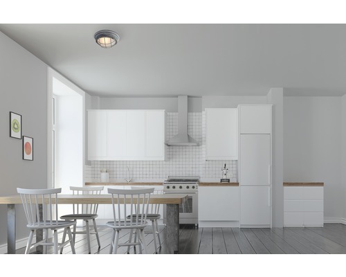 Heller Raum mit Essbereich und Küchenzeile