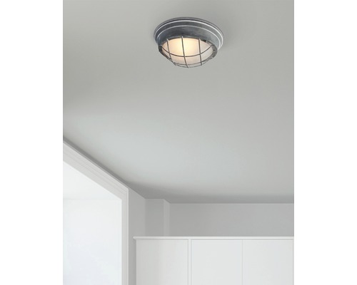 Deckenleuchte mit Käfig in einem hellen Raum