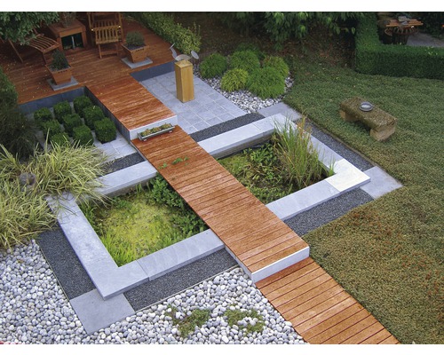 Gestalteter Garten mit Teich, Holzbrücke und Sitzbereich