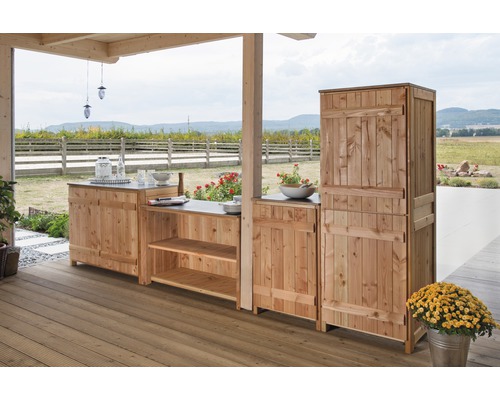 Holzküche im Freien mit Arbeitsfläche und Stauraum auf einer Terrasse