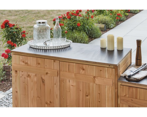 Holz Gartenbar mit Getränkespender, Gläsern, Kerzen und Grillzange