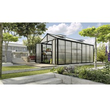 Gewächshaus mit geöffneter Tür in einem Garten