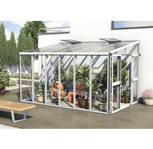Serre avec plantes et sièges dans le jardin
