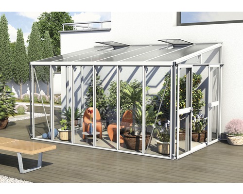 Serre avec plantes et sièges dans le jardin