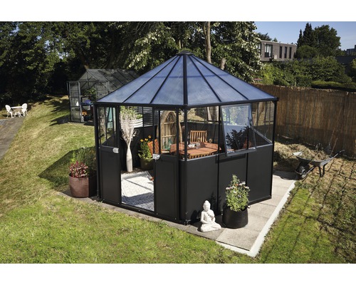 Garten mit Gewächshaus und Pavillon mit Möbeln