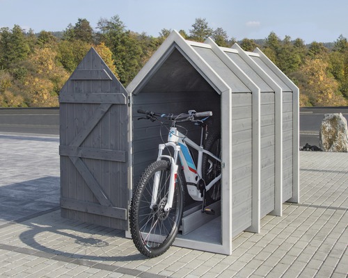 Fahrradgarage aus Holz mit geöffneter Tür und Fahrrädern